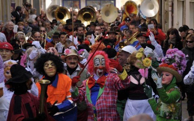 Sortie de toutes les bandes du Carnaval de Limoux dont Las Coudénos