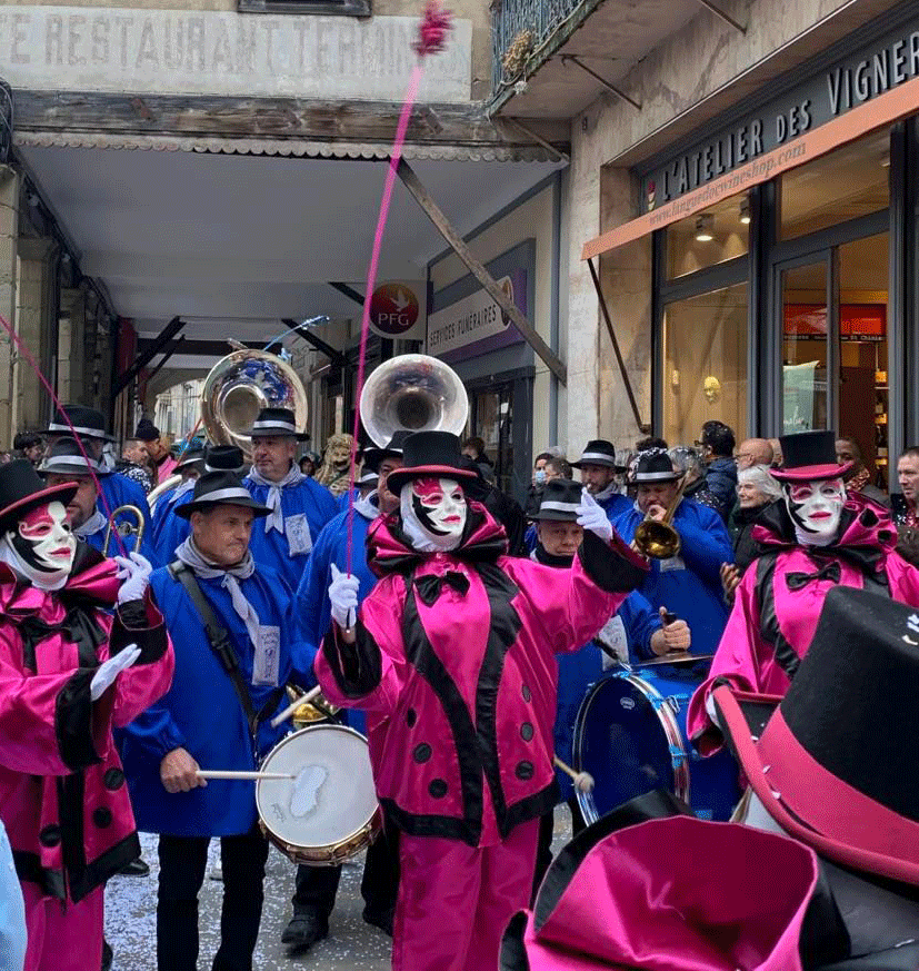 Musicien du carnaval de limoux qui accompagne les pierrots